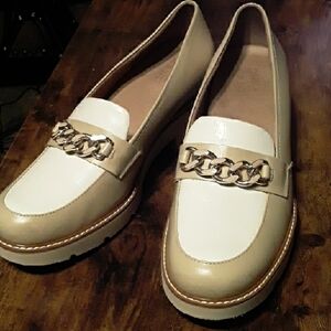 NWOT Naturalizer 11W Gorgeous Creamy Tan & Gold Accent Chains Beautiful Loafers
